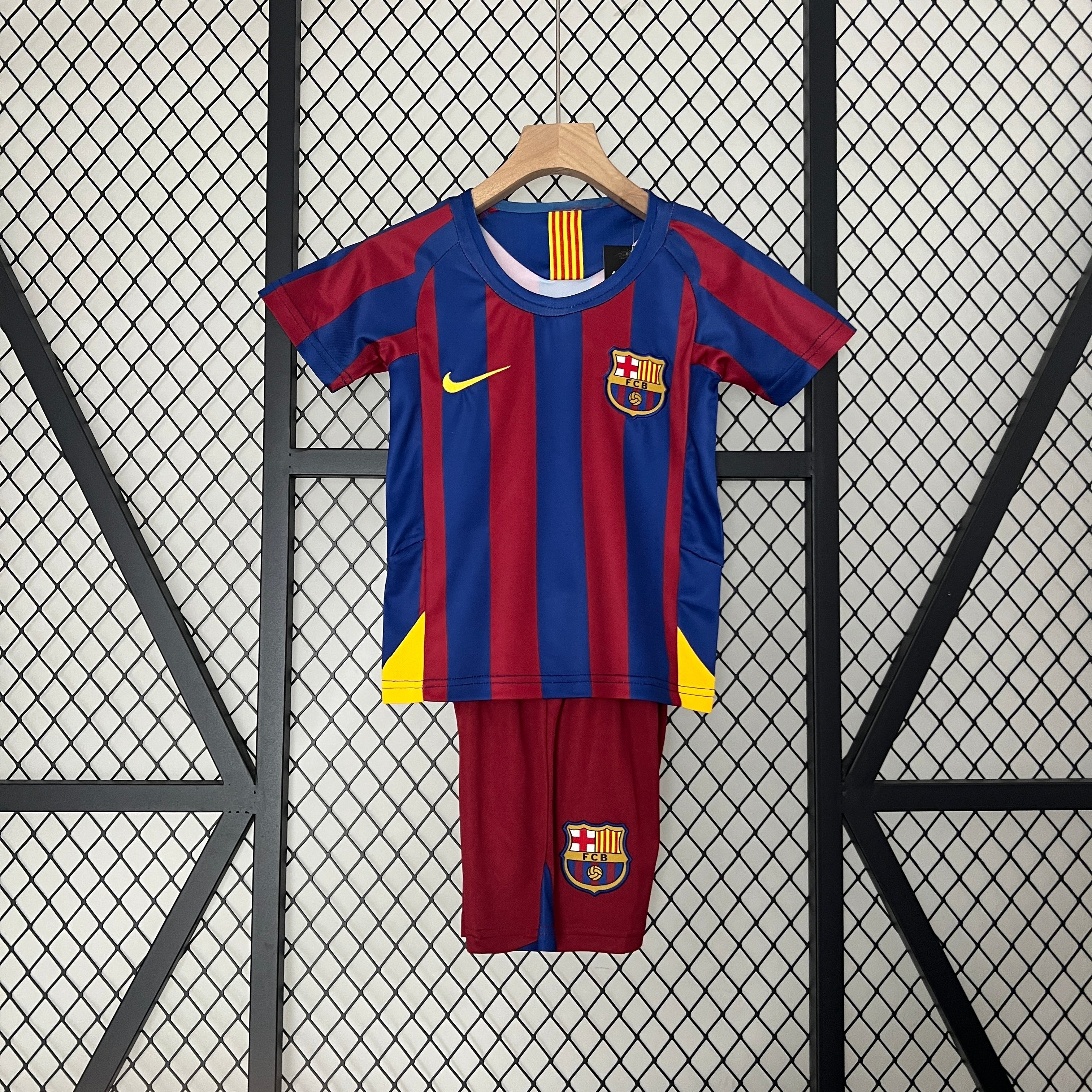 CAMISETA BARCELONA I 05/06 CONJUNTO INFANTIL (RETRO)